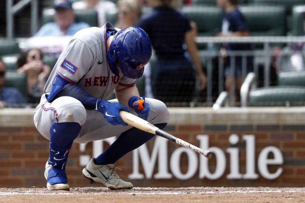 New York Mets' Brett Baty reacts after a striking out during the fifth inning of a baseball game against the Atlanta Braves, Sunday, Aug. 24, 2025, in Atlanta. (AP Photo/Butch Dill)