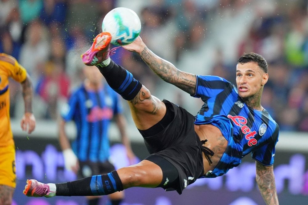 Atalanta's Gianluca Scamacca kicks the ball midair during the Italian Serie A soccer match between Atalanta and Pisa at Gewiss stadium in Bergamo, Italy, Sunday, Aug. 24, 2025. (Spada/LaPresse via AP)