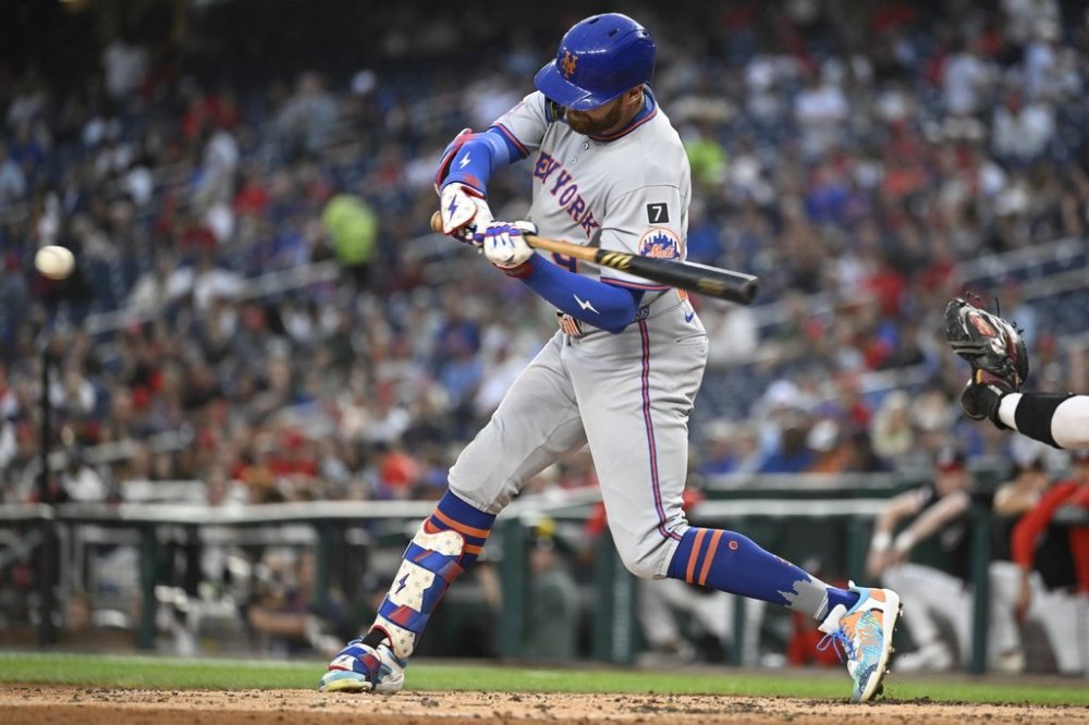 New York Mets Brandon Nimmo hits a RBI single during the third inning of a baseball game against the Washington Nationals Tuesday, Aug. 19, 2025, in Washington. (AP Photo/John McDonnell)