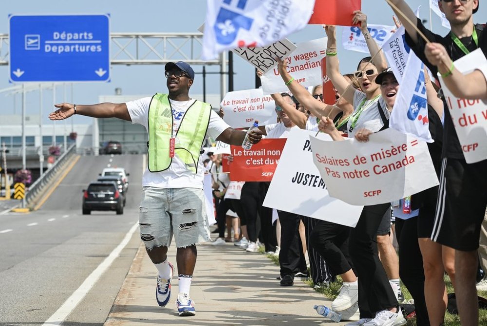 Air Canada flight attendants strike outside Montreal–Trudeau International Airport in Montreal, Saturday, Aug. 16, 2025. THE CANADIAN PRESS/Graham Hughes