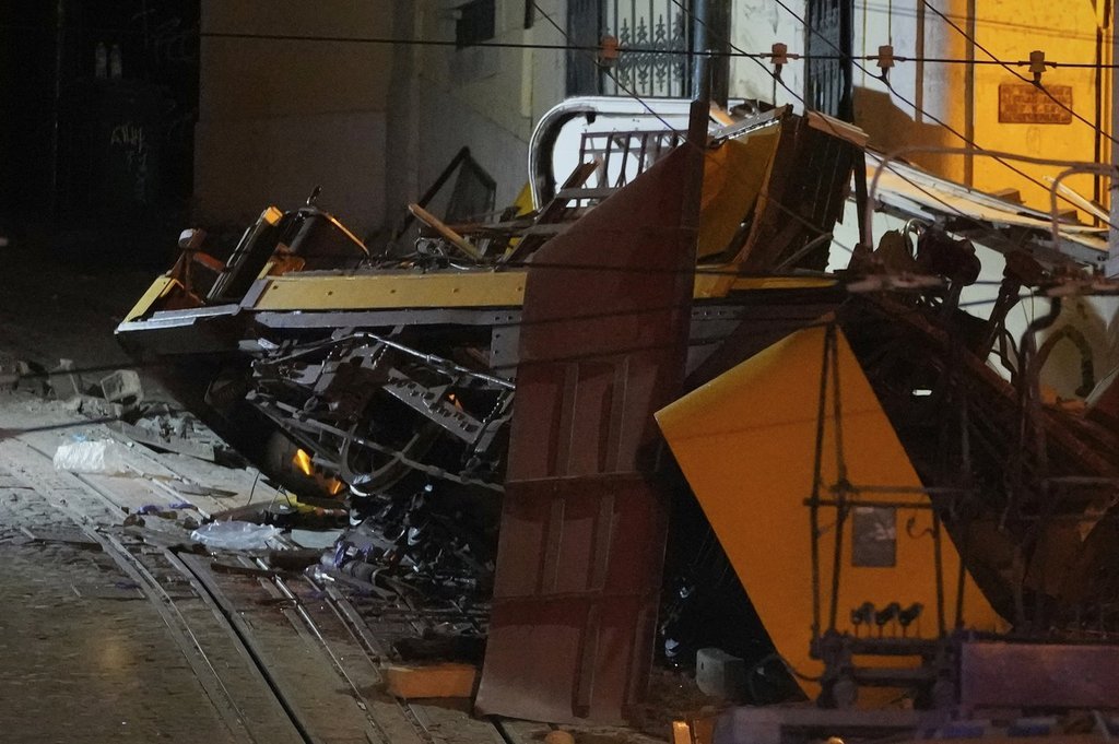 Sep 2025: Portuguese investigators search for cause of Lisbon streetcar crash that killed 16