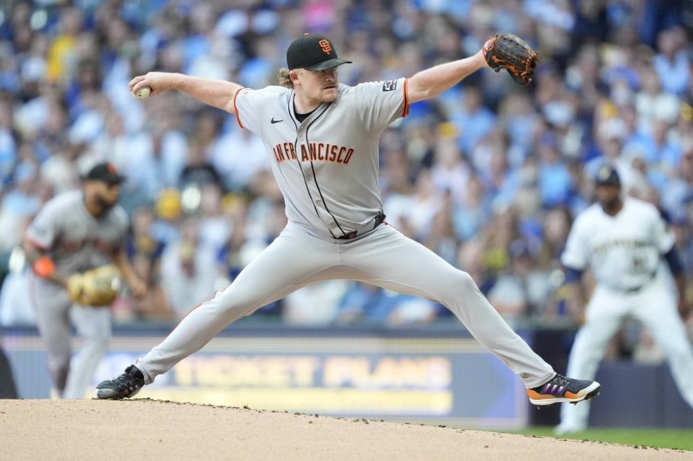 San Francisco Giants' Logan Webb pitches during the first inning of a baseball game against the Milwaukee Brewers, Saturday, Aug. 23, 2025, in Milwaukee. (AP Photo/Aaron Gash)
