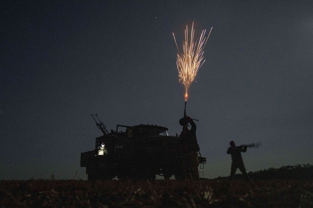 Ukrainian soldiers from air-defence unit of 59th brigade fire at Russian strike drones in Dnipropetrovsk region, Ukraine, Sunday, Aug. 10, 2025. (AP Photo/Evgeniy Maloletka)