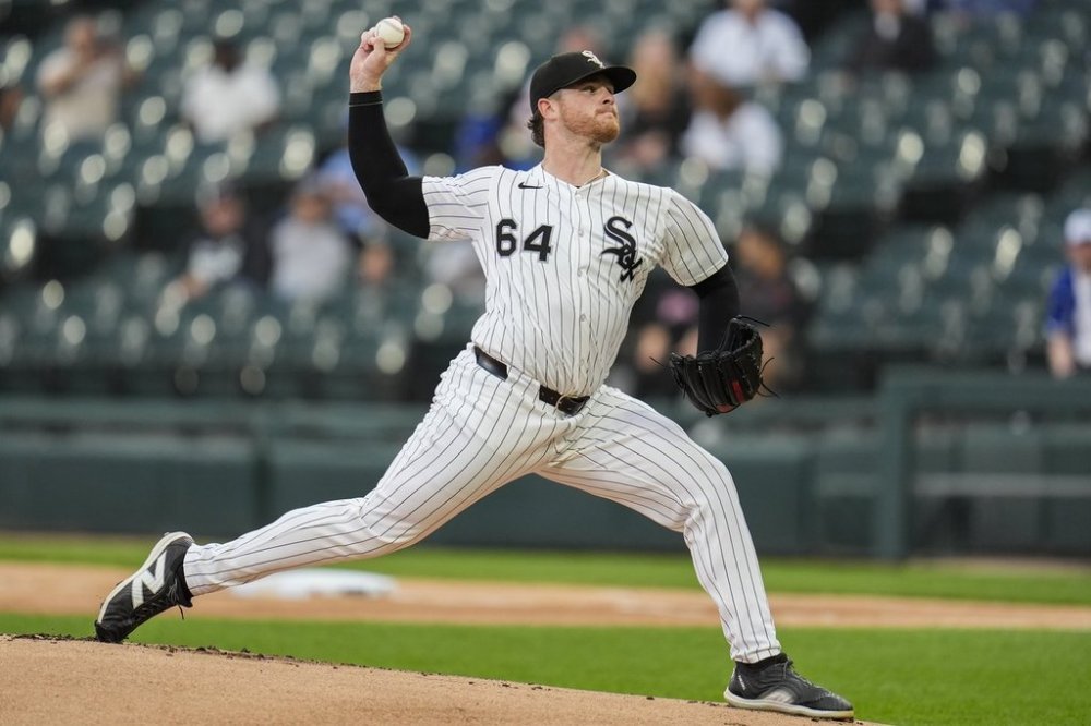 Chicago White Sox starting pitcher Shane Smith throws against the Kansas City Royals during the first inning of a baseball game Monday, Aug. 25, 2025, in Chicago. (AP Photo/Erin Hooley)