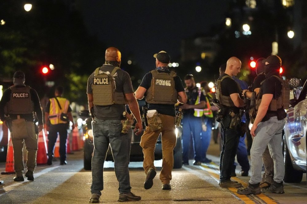Department of Homeland Security Investigations agents join Washington Metropolitan Police Department officers as they conduct traffic checks at a checkpoint along 14th Street in northwest Washington, Wednesday, Aug. 13, 2025, in Washington. (AP Photo/Alex Brandon)
