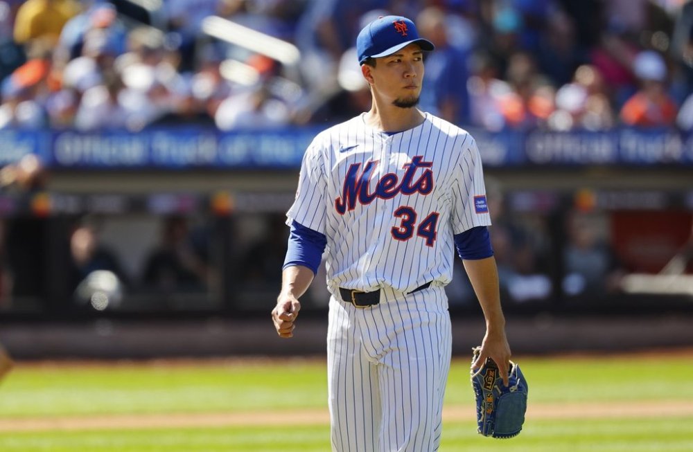 New York Mets pitcher Kodai Senga leaves a baseball game against the Miami Marlins during the fifth inning, Sunday, Aug. 31, 2025, in New York. (AP Photo/Noah K. Murray)