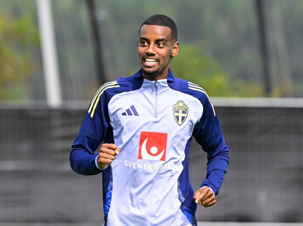Sweden's Alexander Isak, who was signed by Liverpool on Monday evening, attends a training session of the national soccer team of Sweden in Bosoen, outside Stockholm, Sweden, Tuesday, Sept 2, 2025, ahead of the World Cup qualifying match against Slovenia. (Jonas Ekstroemer/TT News Agency via AP)