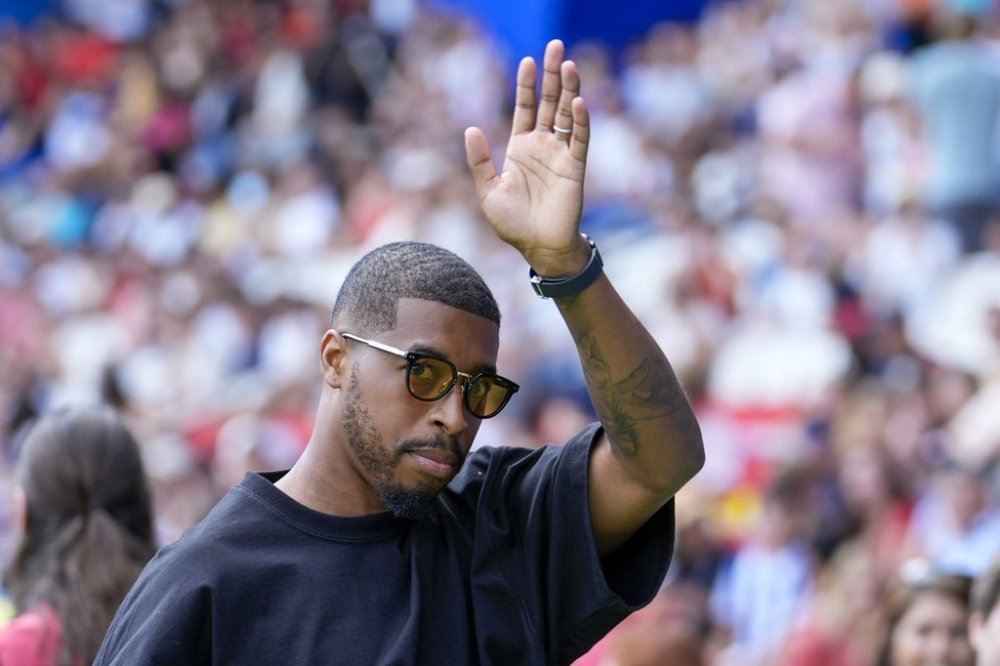 FILE - Presnel Kimpembe waves ahead of the men's group C match between Uzbekistan and Spain at the Parc des Princes during the 2024 Summer Olympics, July 24, 2024, in Paris, France. (AP Photo/Rebecca Blackwell, file)