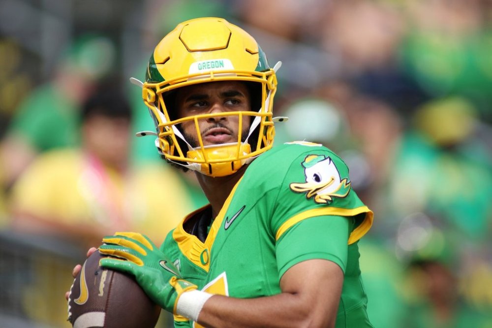 Oregon quarterback Dante Moore warms up before an NCAA college football game against Montana State, Saturday, Aug. 30, 2025, in Eugene, Ore. (AP Photo/Lydia Ely)