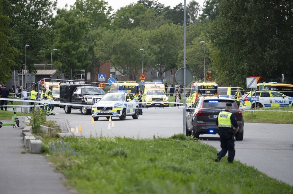 Police on scene outside a mosque after a shooting in Orebro, Sweden, Friday, Aug. 15, 2025. (Filip Gronroos/TT via AP)