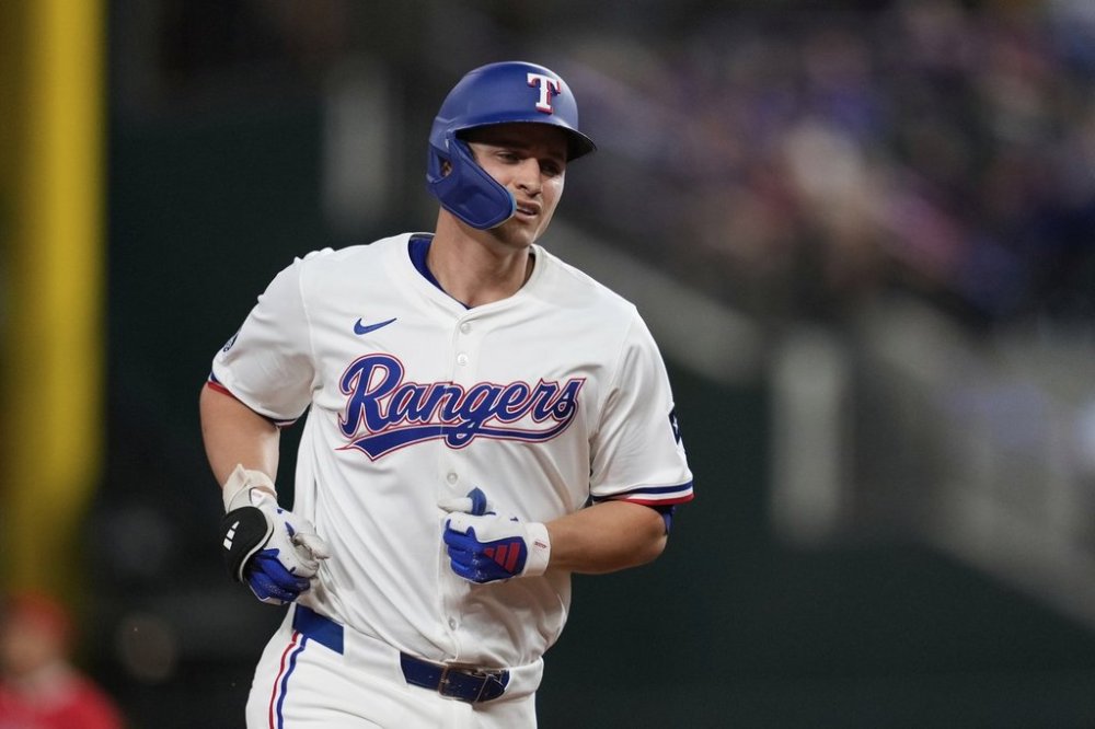 Texas Rangers' Corey Seager rounds the bases after hitting a solo home run in the seventh inning of a baseball game against the Los Angeles Angels, Tuesday, Aug. 26, 2025, in Arlington, Texas. (AP Photo/Tony Gutierrez)