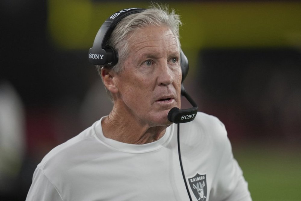 Las Vegas Raiders head coach Pete Carroll watches during the first half of an NFL preseason football game against the Arizona Cardinals, Saturday, Aug. 23, 2025, in Glendale. (AP Photo/Rick Scuteri)
