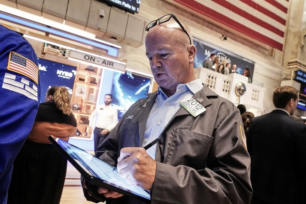 Trader Patrick Casey works on the floor of the New York Stock Exchange, Monday, Aug. 18, 2025. (AP Photo/Richard Drew)