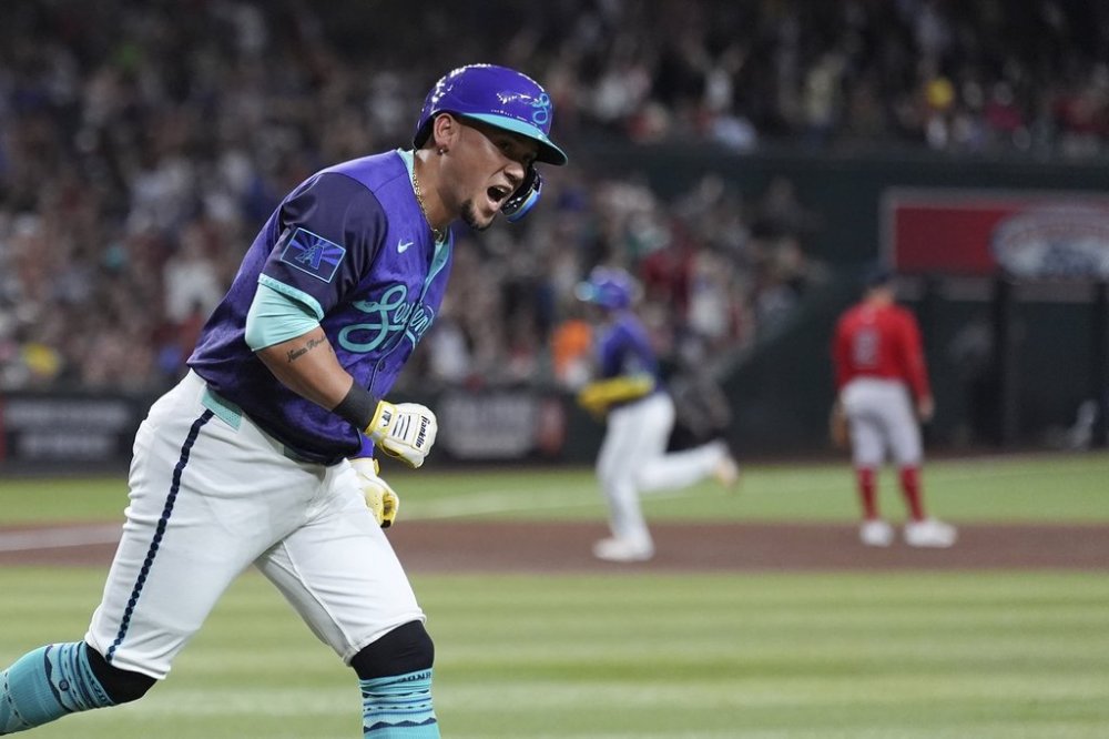 Arizona Diamondbacks' Ildemaro Vargas shouts in celebration after hitting a three-run home run against the Boston Red Sox during the third inning of a baseball game Friday, Sept. 5, 2025, in Phoenix. (AP Photo/Ross D. Franklin)