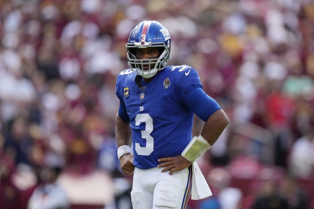 New York Giants quarterback Russell Wilson (3) on the field near the end of the second half of an NFL football game against the Washington Commanders, Sunday, Sept. 7, 2025, in Landover, Md. Commanders won 21-6. (AP Photo/Stephanie Scarbrough)