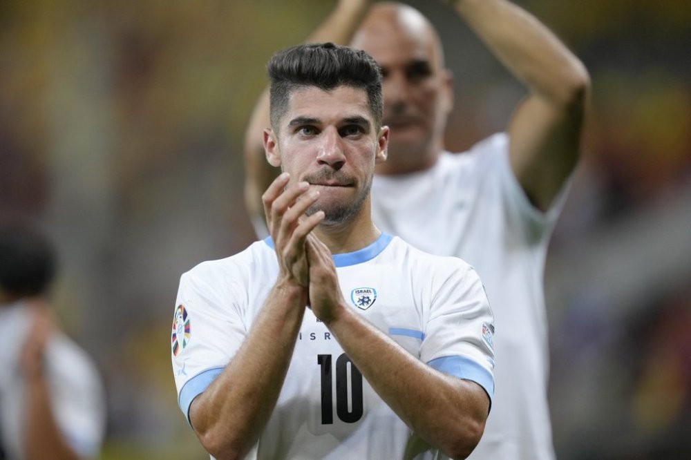 FILE - Israel's Manor Solomon applauds supporters at the end of the Euro 2024 qualifying soccer match between Romania and Israel at the National Arena stadium in Bucharest, Romania, Saturday, Sept. 9, 2023.(AP Photo/Andreea Alexandru, file)
