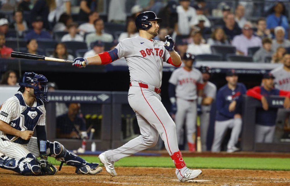 Boston Red Sox's Nathaniel Lowe follows through on an RBI single scoring Alex Bregman during the sixth inning of a baseball game against the New York Yankees, Sunday, Aug. 24, 2025, in New York. (AP Photo/Noah K. Murray)