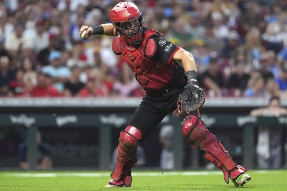 Cincinnati Reds' Tyler Stephenson throws to first base in the fifth inning of a baseball game against the Milwaukee Brewers, Friday, Aug. 15, 2025, in Cincinnati. (AP Photo/Kareem Elgazzar)