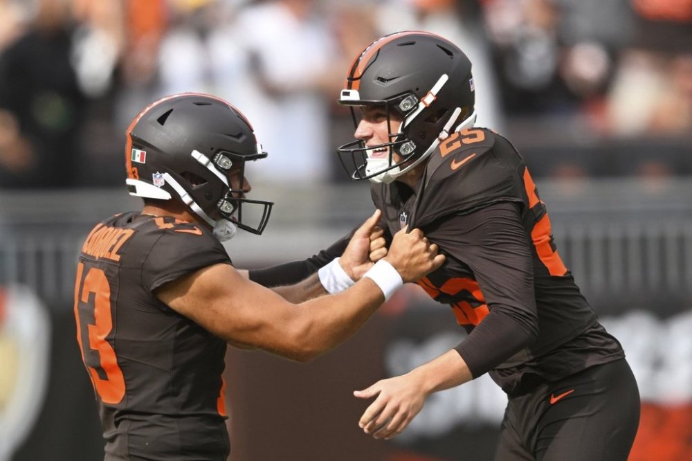 Cleveland Browns' Andre Szmyt celebrates his game-winning field goal with Corey Bojorquez during the second half of an NFL football game against the Green Bay Packers Sunday, Sept. 21, 2025, in Cleveland. (AP Photo/David Richard)