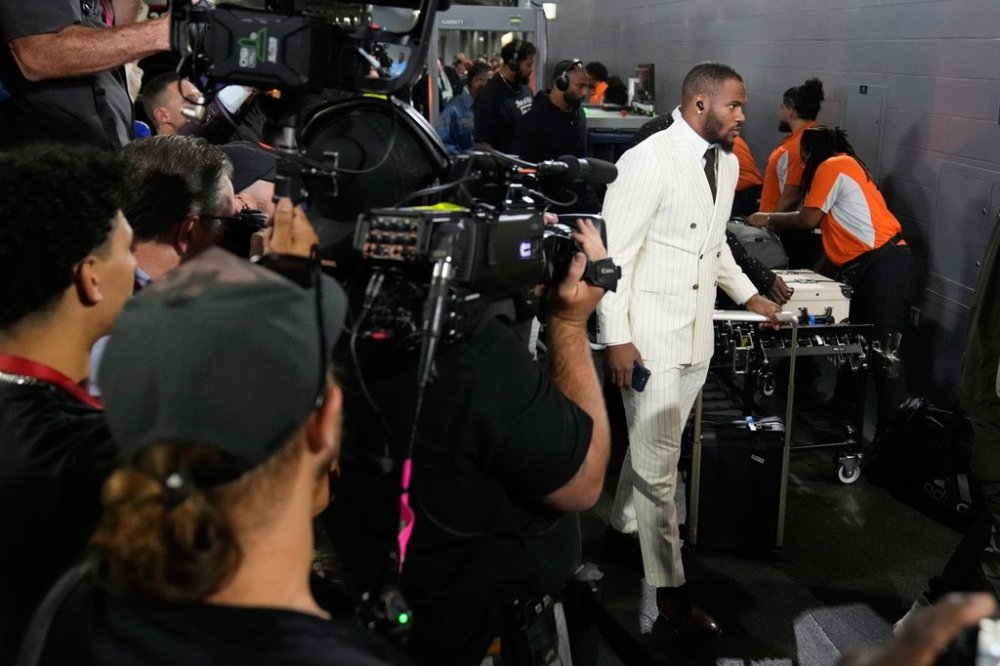 Green Bay Packers' Micah Parson arrives for an NFL football game against the Dallas Cowboys Sunday, Sept. 28, 2025, in Arlington, Texas. (AP Photo/Jeffrey McWhorter)