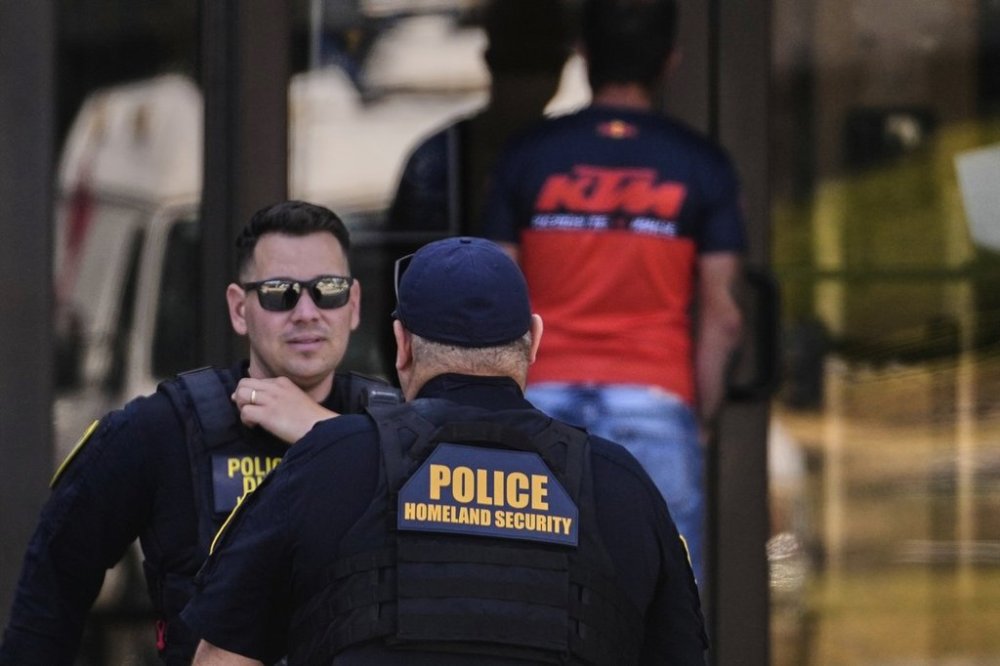 Department of Homeland Security police officers are stationed at the front door of the U.S. Immigration and Customs Enforcement regional field office, Tuesday, Sept. 16, 2025, in Burlington, Mass. (AP Photo/Charles Krupa)