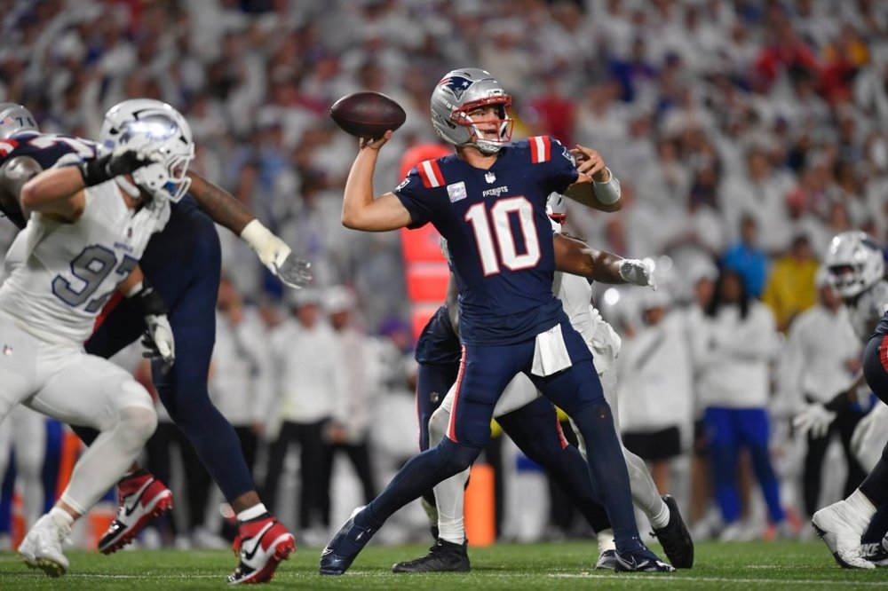 New England Patriots quarterback Drake Maye (10) throws against the Buffalo Bills during the second half of an NFL football game, Sunday, Sept. 5, 2025, in Orchard Park, N.Y. (AP Photo/Adrian Kraus)