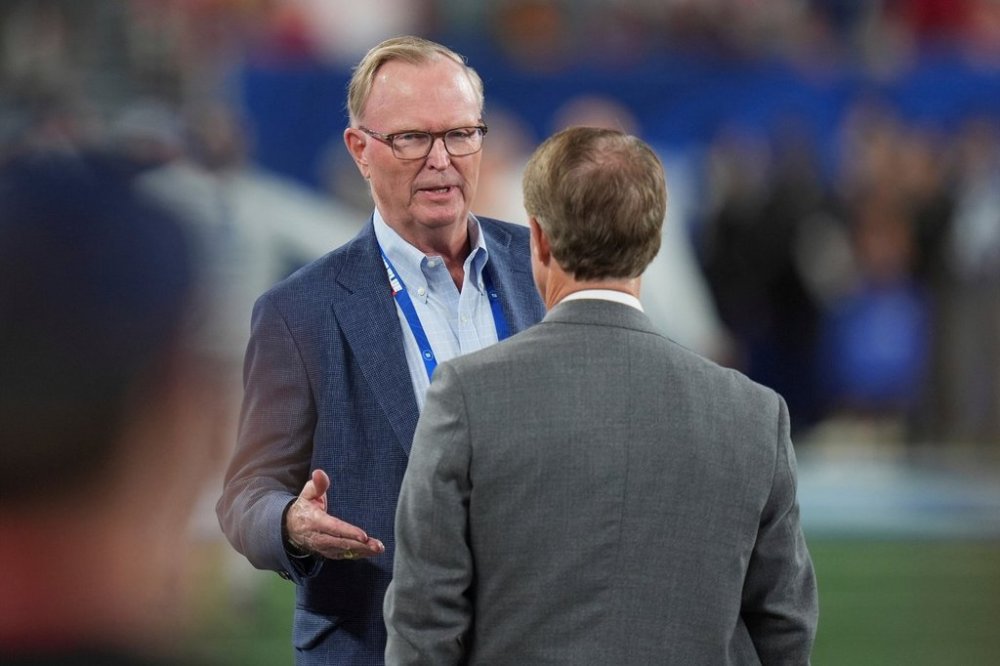 FILE - New York Giants owner, left, John Mara talks with Kansas City Chiefs owner Clark Hunt before an NFL football game between the Kansas City Chiefs and the New York Giants Sunday, Sept. 21, 2025, in East Rutherford, N.J. (AP Photo/Seth Wenig, file)