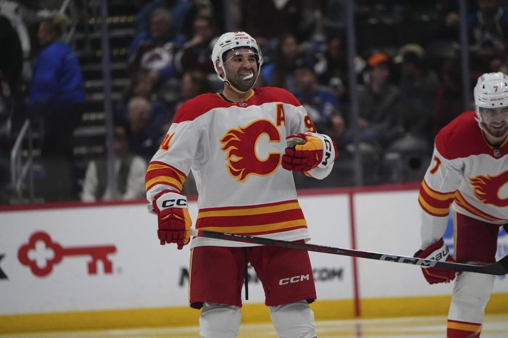 Calgary Flames center Nazem Kadri (91) in the second period of an NHL hockey game Monday, March 31, 2025, in Denver. (AP Photo/David Zalubowski)