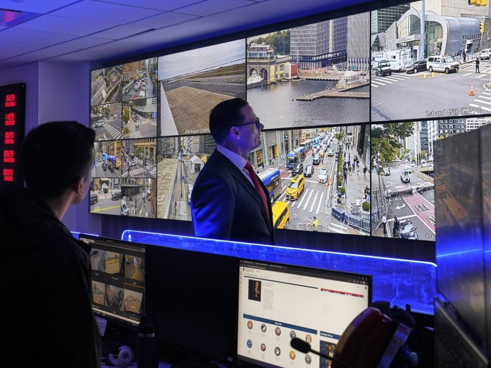U.S. Secret Service Special Agent in Charge Matt McCool, center, looks at live video surveillance feeds in the agency's New York Field Office, in the Brooklyn borough of New York, Monday, Sept. 22, 2025. (AP Photo/Richard Drew)