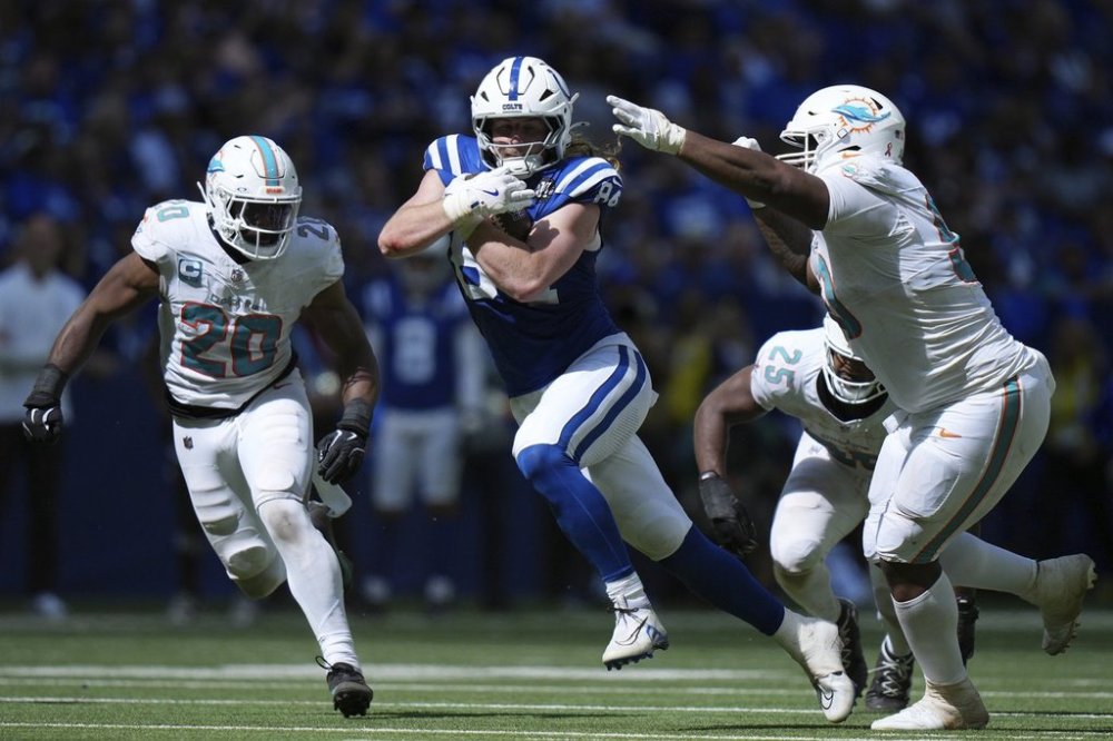Indianapolis Colts tight end Tyler Warren (84) runs for a first down during the second half of an NFL football game against the Miami Dolphins on Sunday, Sept. 7, 2025, in Indianapolis. (AP Photo/AJ Mast)