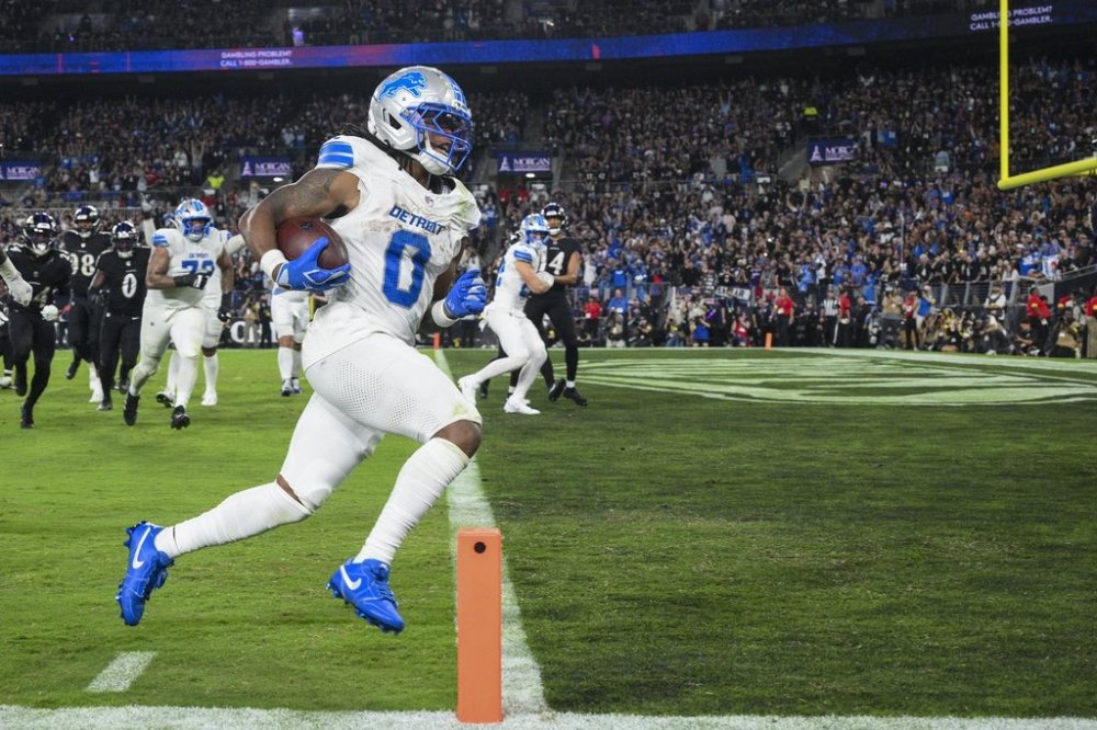 Detroit Lions running back Jahmyr Gibbs scores on a run against the Baltimore Ravens during the second half of an NFL football game Monday, Sept. 22, 2025, in Baltimore. (AP Photo/Nick Wass)