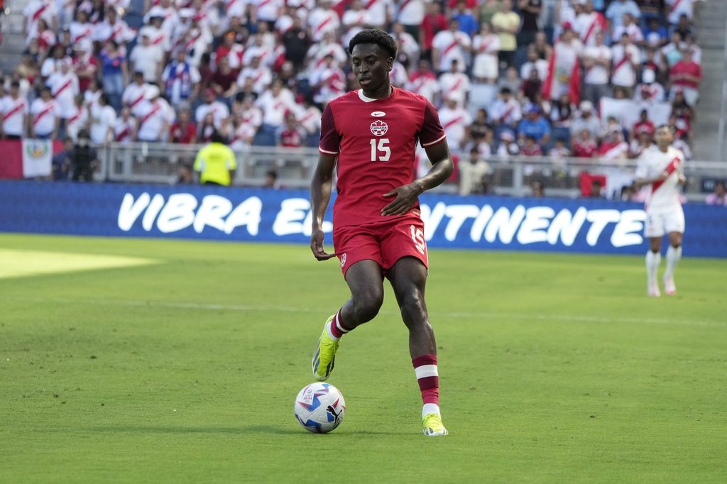 Moise Bombito، مدافع ۲۵ ساله کانادایی باشگاه OGC Nice، پس از بازگشت از مصدومیت‌های قبلی، بار دیگر با شکستگی استخوان ساق پا مواجه شد و این موضوع نگرانی‌های زیادی برای تیم ملی فوتبال کانادا ایجاد کرده است.