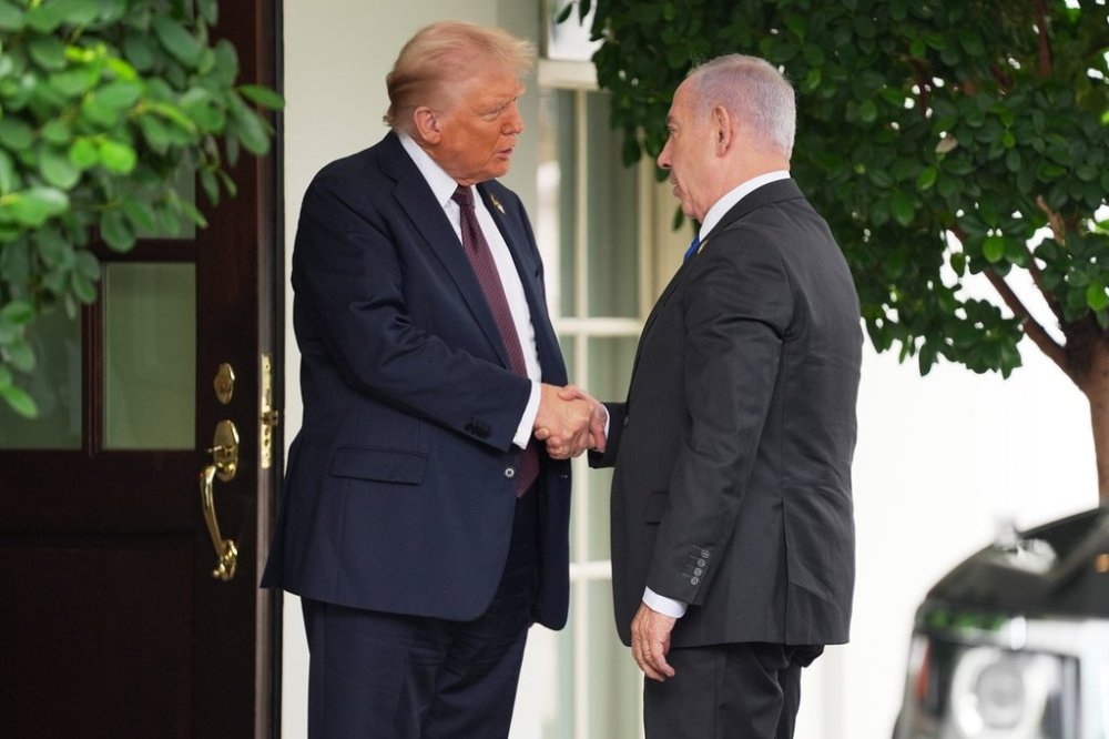 President Donald Trump, left, shakes the hand of Israeli Prime Minister Benjamin Netanyahu at the White House, Monday, Sept. 29, 2025, in Washington. (AP Photo/Evan Vucci)