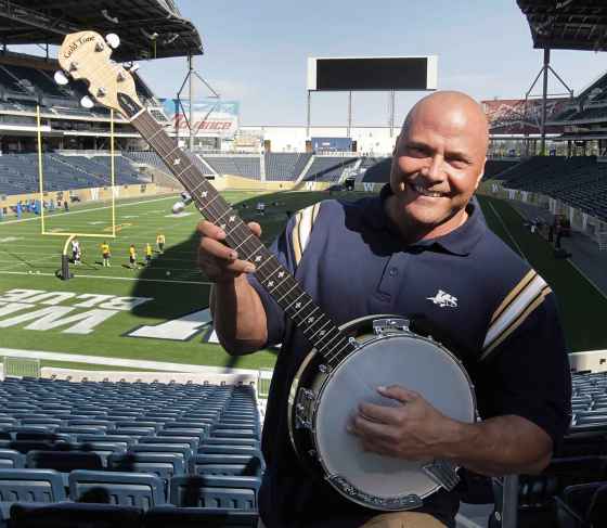 Troy Westwood poses with a banjo in 2013. (Wayne Glowacki / Free Press files)