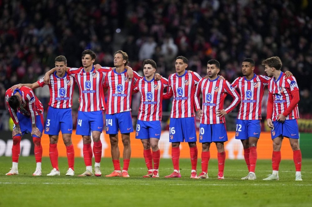 FILE - Atletico Madrid players stand together during a penalty shootout at the end of the Champions League round of 16, second leg, soccer match between Atletico Madrid and Real Madrid at the Metropolitano stadium in Madrid, Spain, March 12, 2025. (AP Photo/Manu Fernandez, file)