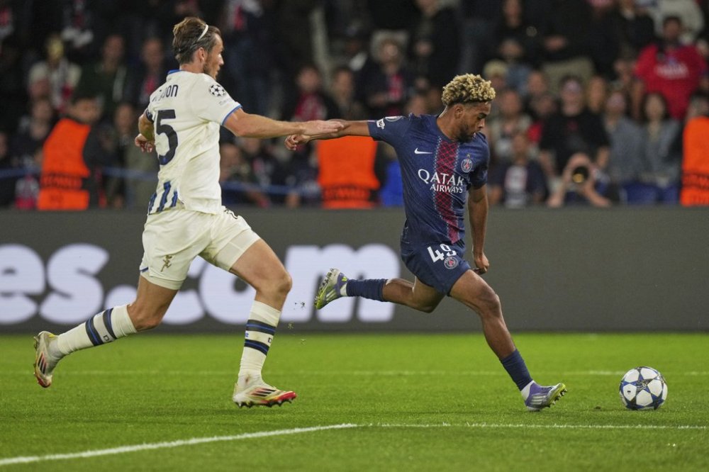 FILE - PSG's Ibrahim Mbaye, right, in action against Atalanta's Marten de Roon during the Champions League opening phase soccer match between Paris Saint-Germain and Atalanta at the Parc des Princes stadium in Paris, France, Wednesday, Sept. 17, 2025. (AP Photo/Thibault Camus, File)