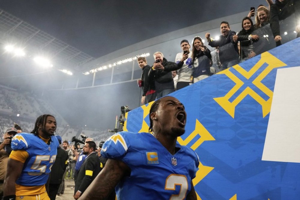 Los Angeles Chargers safety Derwin James Jr. celebrates after their win against the Kansas City Chiefs after an NFL football game, Saturday, Sept. 6, 2025, in Sao Paulo. (AP Photo/Doug Benc)