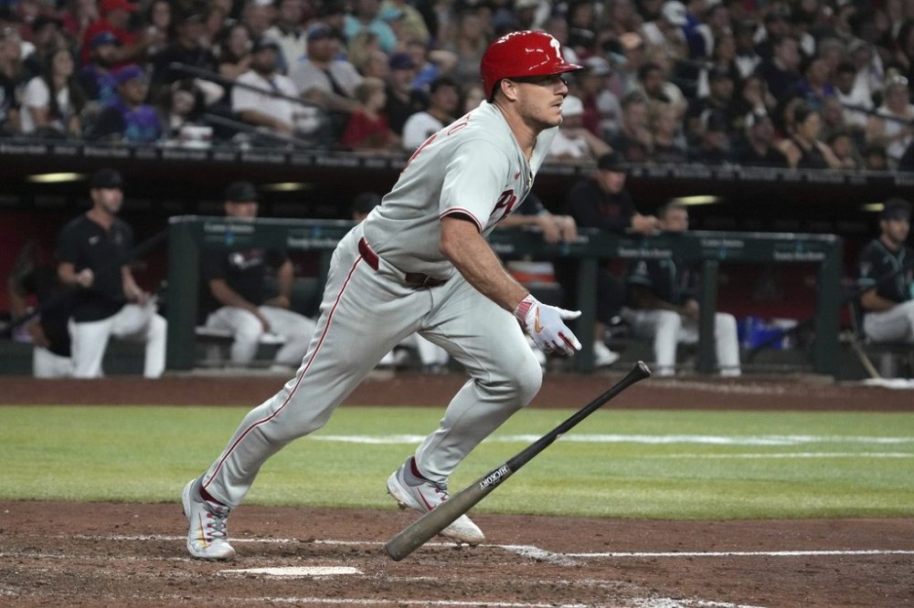 Philadelphia Phillies' J.T. Realmuto starts to run after hitting a single against the Arizona Diamondbacks in the eighth inning of a baseball game, Saturday, Sept. 20, 2025, in Phoenix. (AP Photo/Rick Scuteri)