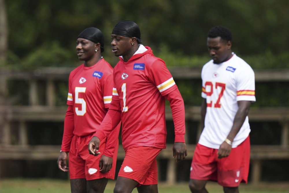 From left, Kansas City Chiefs wide receiver Marquise