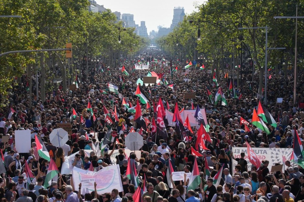 Pro-Palestinian demonstrators rally during a protest in Barcelona, Spain, Sunday, Oct. 4, 2025 in solidarity with the Global Sumud Flotilla after ships were intercepted by the Israeli navy. (AP Photo/Emilio Morenatti)