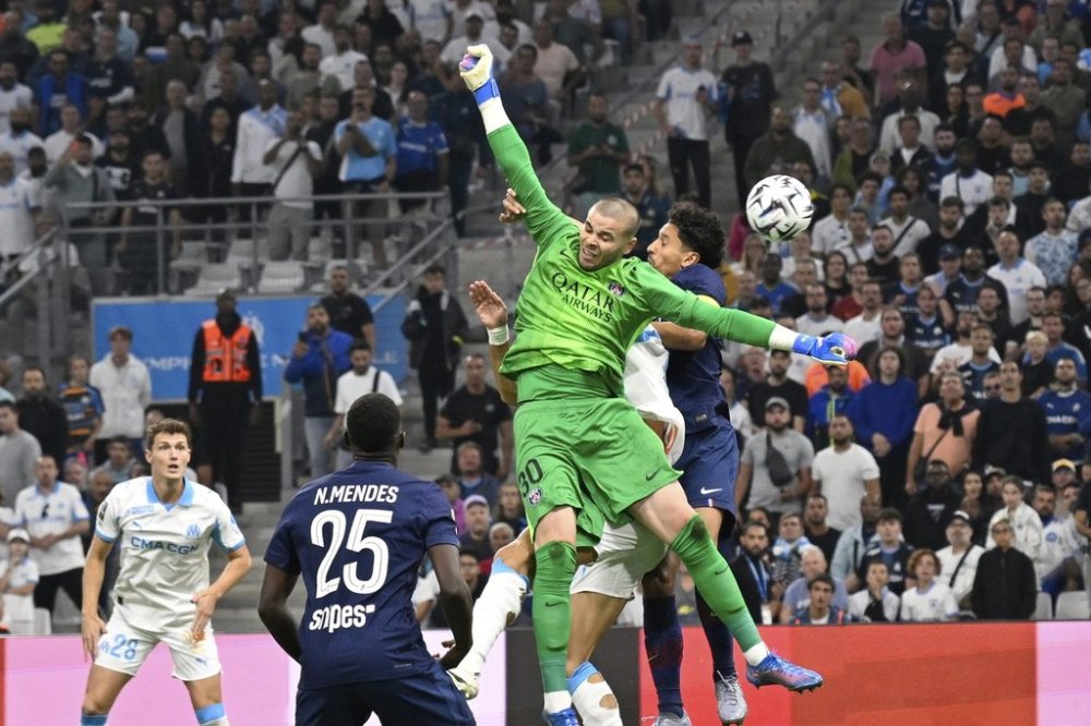 PSG's goalkeeper Lucas Chevalier, centre, in action during the French League One soccer match between Marseille and Paris Saint-Germain at Orange Velodrome in Marseille, France, Monday, Sept. 22, 2025. (AP Photo/Philippe Magoni)