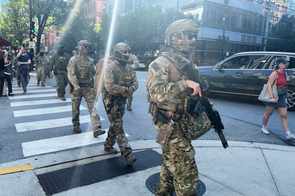 Federal agents patrol downtown Chicago, Sunday, Sept. 28, 2025. (AP Photo/Sophia Tareen)
