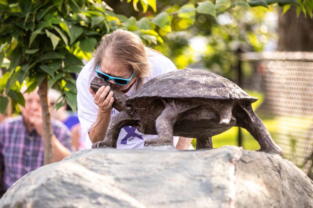 MIKAELA MACKENZIE / FREE PRESS
Nancy Clearwater kisses the head of the bronze turtle at the memorial unveiling ceremony at The Friends and Family Playground in Carman on Wednesday.