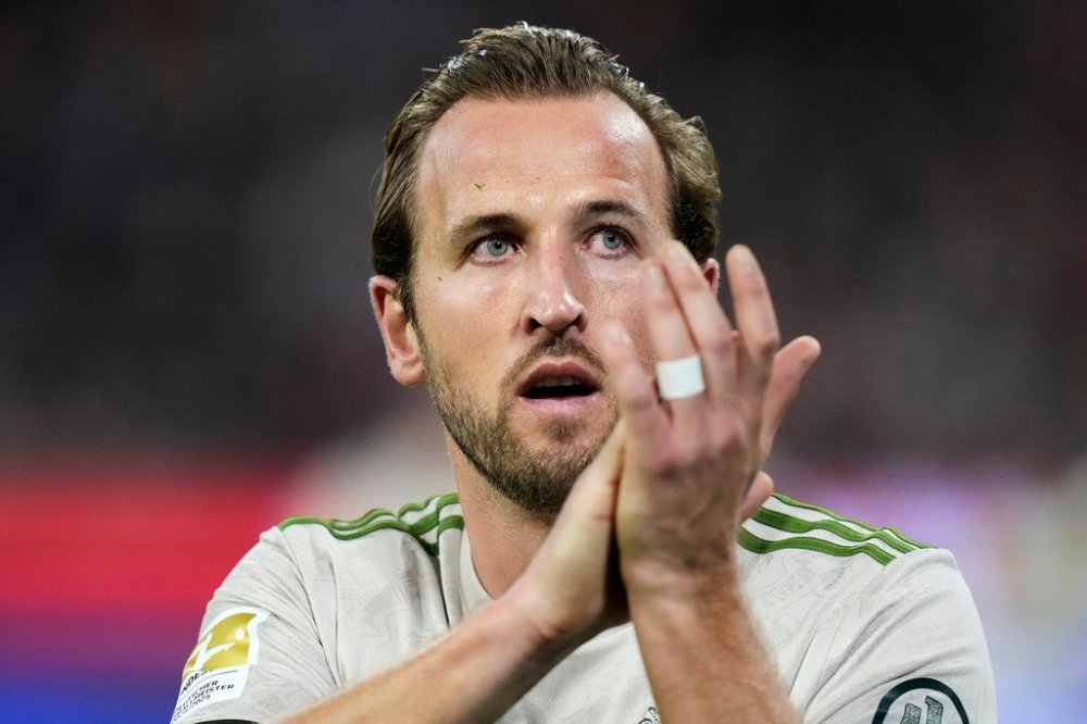 Bayern's Harry Kane applauds during the Bundesliga soccer match between Bayern Munich and Werder Bremen at the Allianz Arena in Munich, Germany, Friday, Sept. 26, 2025. (AP Photo/Matthias Schrader)
