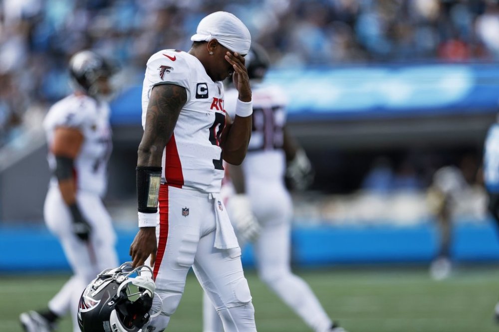 Atlanta Falcons quarterback Michael Penix Jr. walks to the sideline during the second half of an NFL football game against the Carolina Panthers, Sunday, Sept. 21, 2025, in Charlotte, N.C. (AP Photo/Rusty Jones)