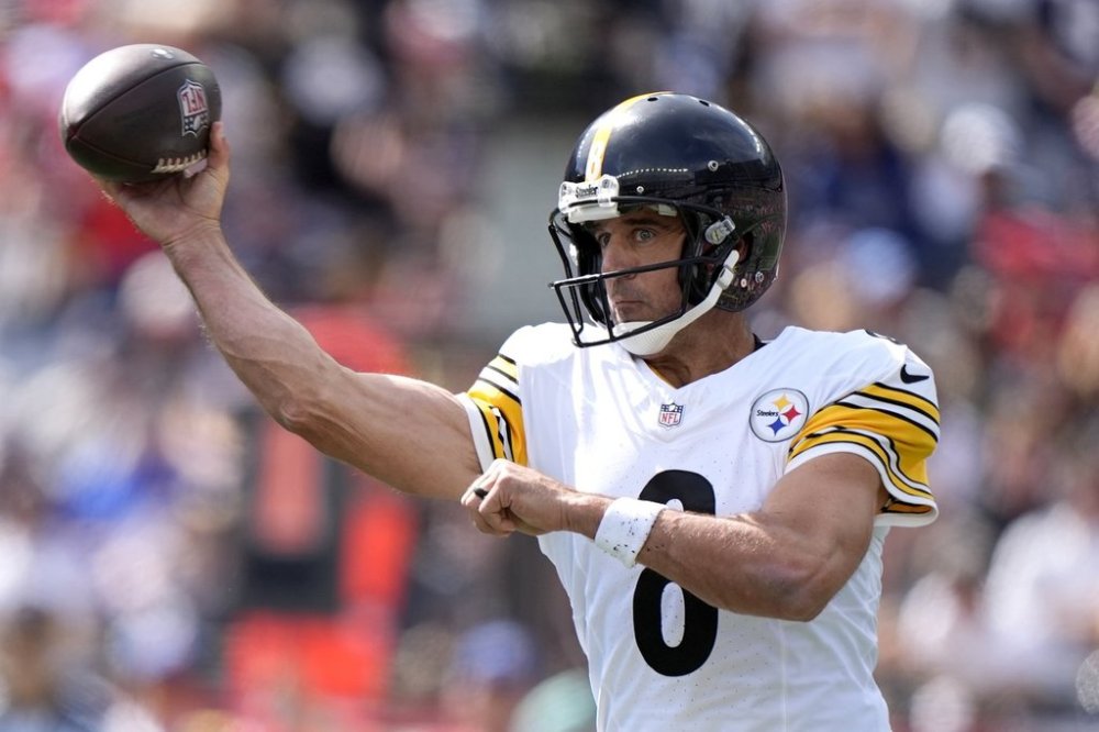 Pittsburgh Steelers quarterback Aaron Rodgers (8) throws a pass against the New England Patriots during the first half of an NFL football game, Sunday, Sept. 21, 2025, in Foxborough, Mass. (AP Photo/Robert F. Bukaty)