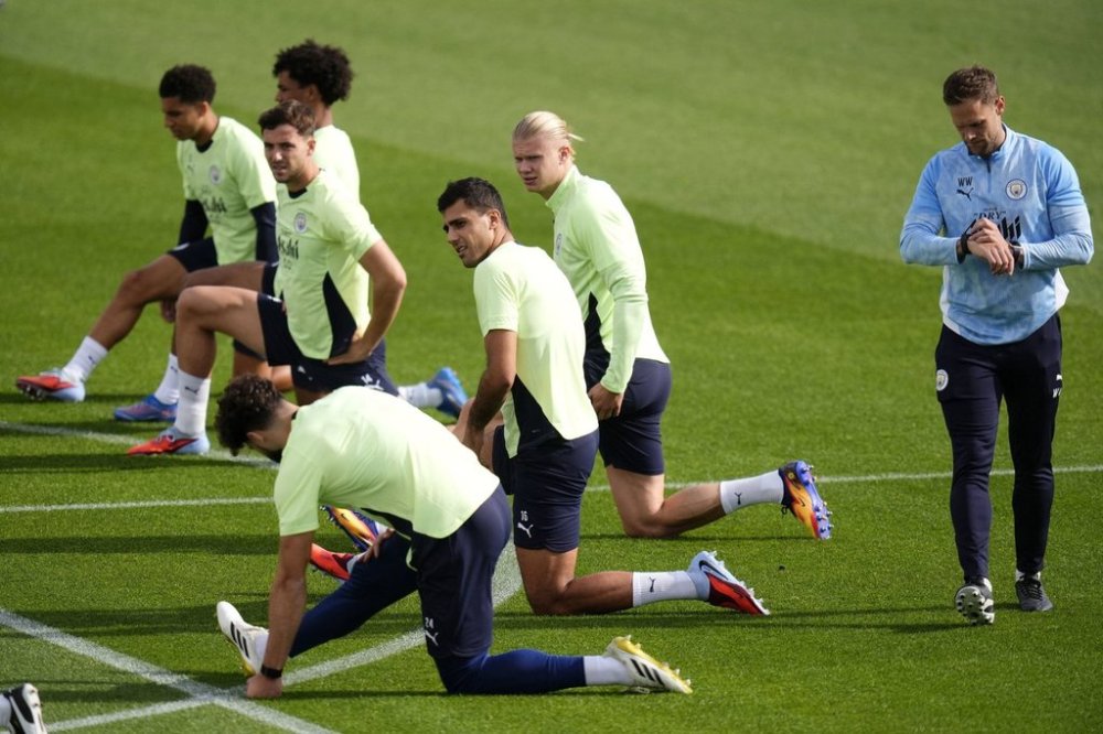 Manchester City's Rodri and Erling Haaland, both centre, facing, with team-mates during a training session at the City Football Academy, Manchester, England, Wednesday Sept. 17, 2025, ahead of their Champions League soccer match against Napoli. (Nick Potts/PA via AP)