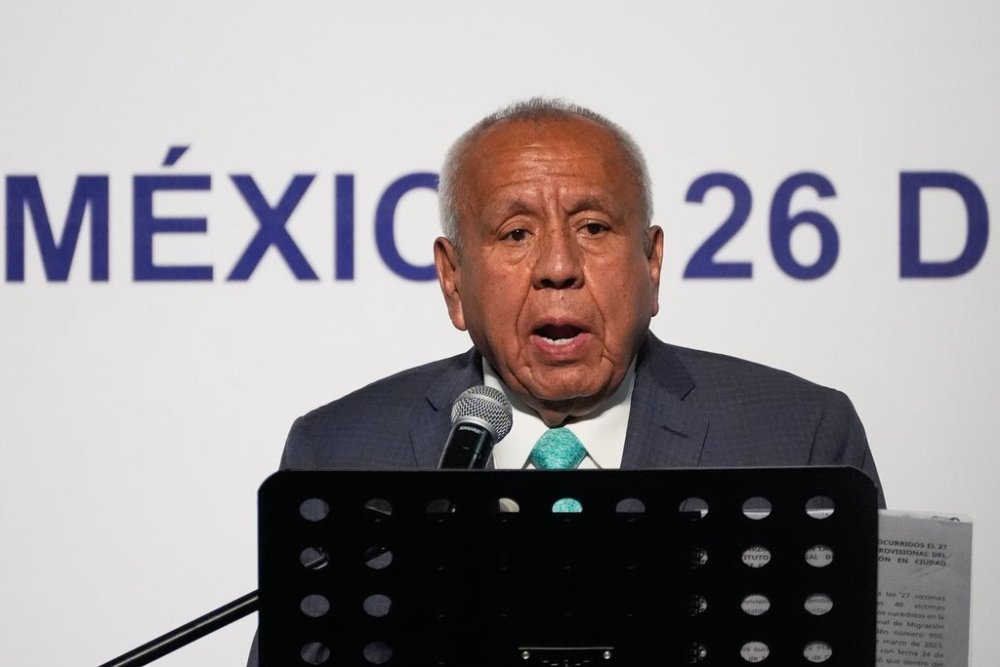 Francisco Garduno, former head of Mexico's immigration agency, addresses families of the victims of a 2023 fire at a Ciudad Juarez detention center, during an apology ceremony in Mexico City, Friday, Sept. 26, 2025. (AP Photo/Marco Ugarte)