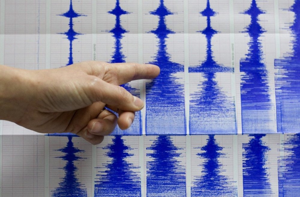 Taiwan's Central Weather Bureau official Lu Pei-ling points to seismograph readings of a 6.7 magnitude earthquake that shook Taiwan, Tuesday, Dec. 26, 2006, in Taipei, Taiwan. (AP Photo)