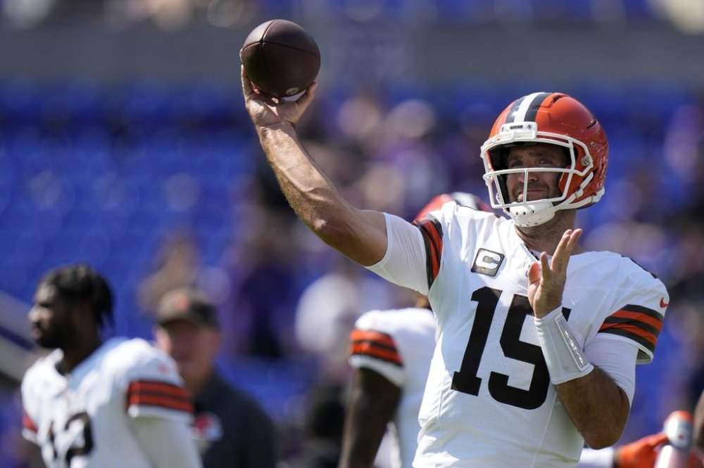 Cleveland Browns quarterback Joe Flacco warms up before an NFL football game between the Baltimore Ravens and the Cleveland Browns, Sunday, Sept. 14, 2025, in Baltimore. (AP Photo/Stephanie Scarbrough)